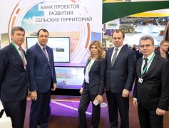 Председатель Комиссии Евгения Уваркина представила банк проектов по развитию села и выступила с докладом!
